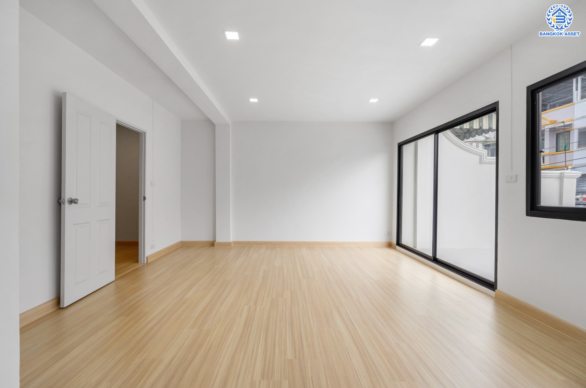 บ้านมือสองตกแต่งใหม่ ม.ยิ่งโอฬาร ดอนเมือง ทาวน์โฮม 3 ชั้น หลังใหญ่ เนื้อที่ 32.2 ตร.ว. ฟังก์ชัน 4 ห้องนอน 5 ห้องน้ำ จอดรถได้ 1 คัน บนทำเลศักยภาพ หน้าโครงการติดถนนวิภาวดี ใกล้สนามบินดอนเมือง ฟิวเจอร์พาร์ครังสิต, ม.รังสิต จุดขึ้นทางด่วน และรถไฟฟ้าสายสีแดง "สถานีดอนเมือง"